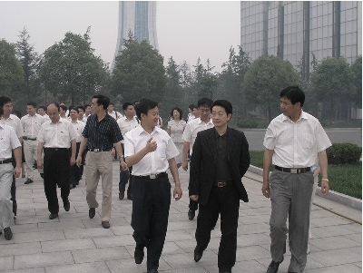 楊文龍董事長率團赴揚子江藥業(yè)集團考察