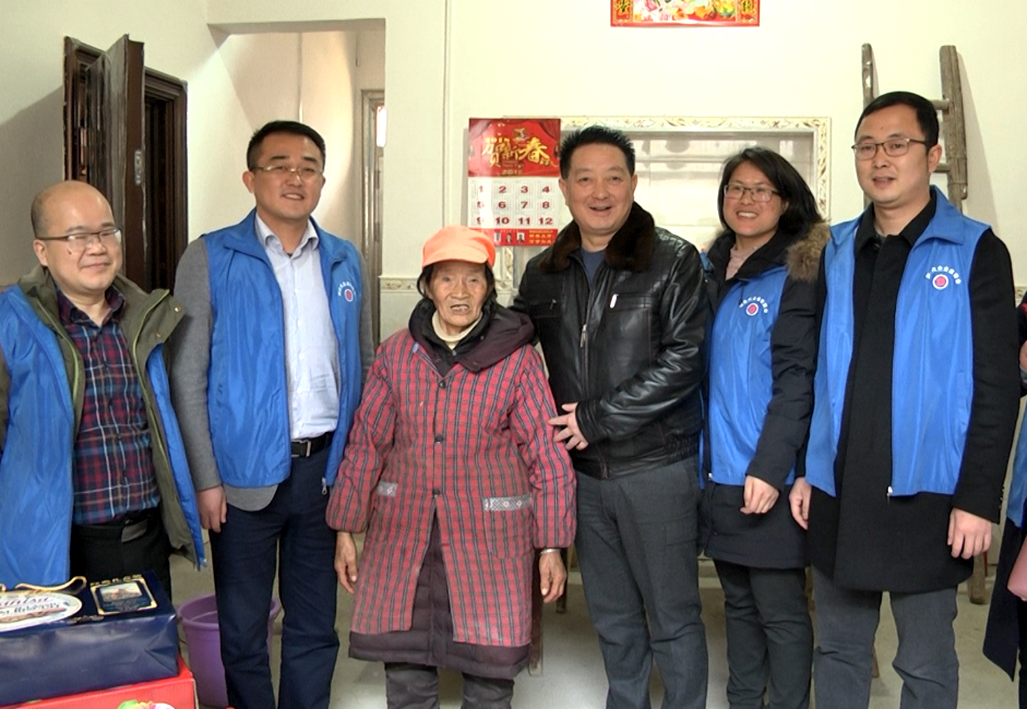 楊文龍董事長赴定點(diǎn)幫扶村走訪慰問困難群眾