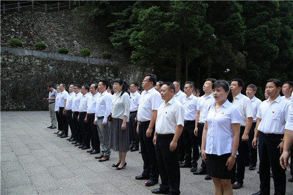 緬懷革命先烈 接受紅色教育