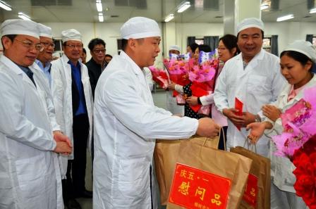 樟樹(shù)市領(lǐng)導(dǎo)2016五一節(jié)前夕走訪慰問(wèn) (1).jpg