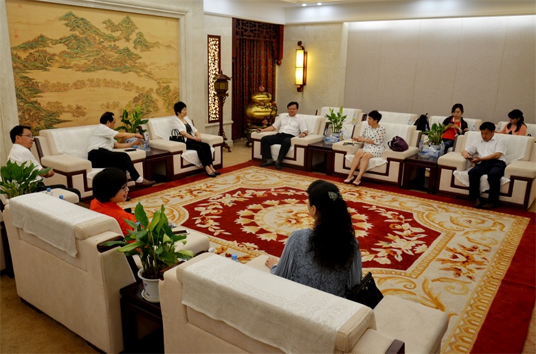 《中國(guó)醫(yī)藥報(bào)》副總編楊玲玲到仁和集團(tuán)進(jìn)行走基層調(diào)研 (1).jpg